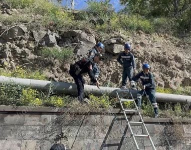 Առեղծվածային դեպք՝ Երևանում. Սարալանջի փողոցում՝ քարերի և երկաթե խոովակների արանքում հայտնաբերվել է 18–ամյա մի երիտասարդ