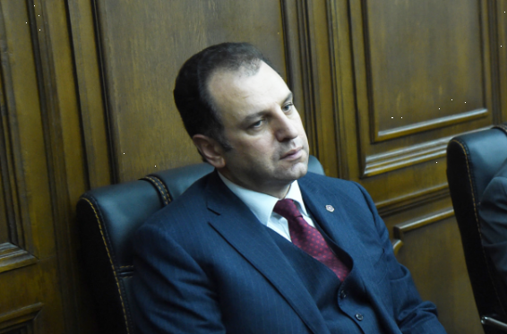 ԱԺ-ում էլ կան մարդիկ, որոնք խորը թաթախված են ցեխի մեջ. Վիգեն Սարգսյանը հորդորեց զգույշ խոսել ԱԺ ամբիոնից