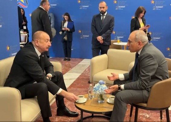 Пашинян провел краткие беседы с Алиевым и Эрдоганом