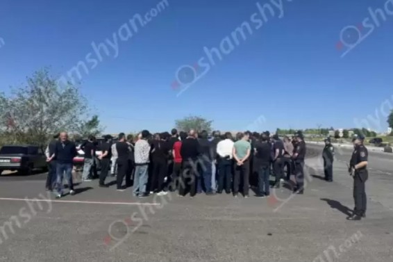 Մեր պահանջը քաղաքական չէ. մի քանի գյուղերի բնակիչներ փակել էին Երևան-Գյումրի ճանապարհը