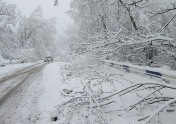 Որոշ ավտոճանապարհներին ձյուն է տեղում
