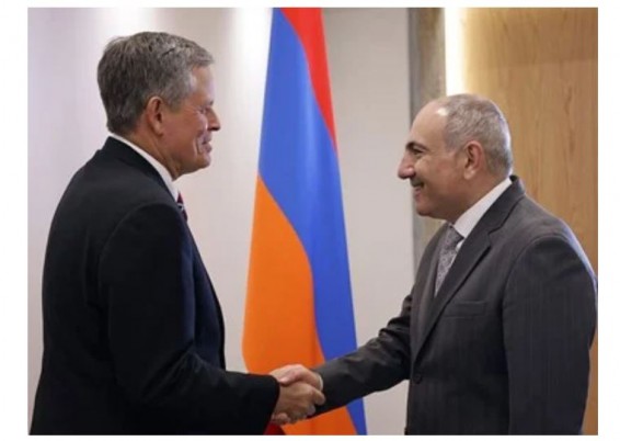 Премьер-министр принял делегацию во главе с сенатором США Стивом Дэйнсом