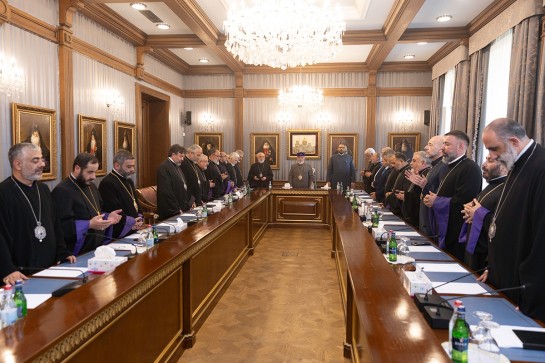 Կոչ ենք ուղղում իրավասու պետական մարմիններին՝ կասեցնել վարչապետի անօրինական քաղաքականությունը, հորդորում ենք մեր Սուրբ Եկեղեցու հավատավոր զավակներին՝ երբեք թույլ չտալ ազգային հիմնասյուների սասանումը