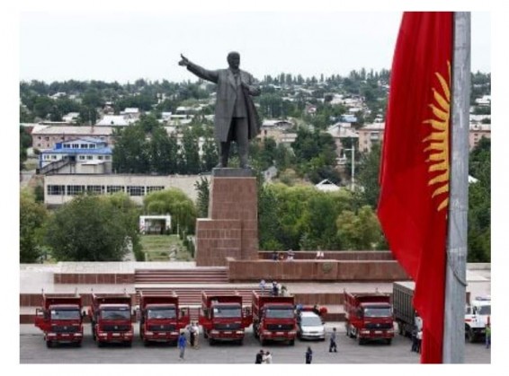 В Киргизии демонтировали 25-метрового Ленина
