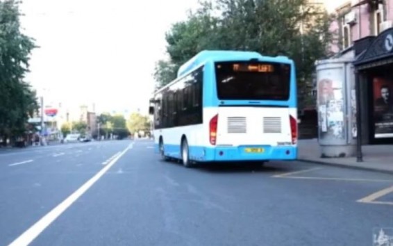 Возмутительный инцидент: два человека напали на водителя автобуса в Ереване