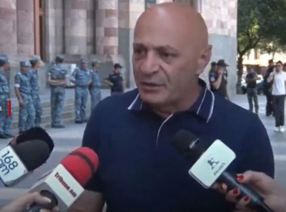 Арцахцы протестуют перед зданием правительства Армении