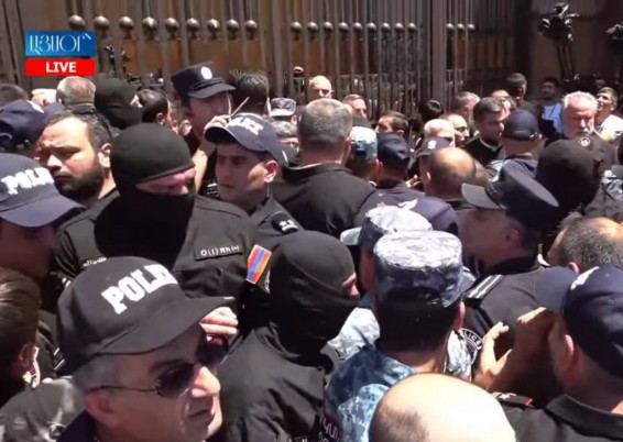 «Ձեր հացը չի ուտվելու, ձեր երեխեքին մի տվեք այդ հացը». քաղաքացինեը ամոթանք են տալիս եկեղեցու դեմ դուրս եկած իրավապահներին