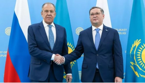 Россия и Казахстан обсудили пролет украинских БПЛА, сообщил Лавров
