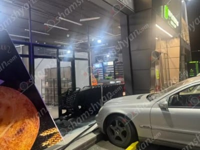 Զովունիում «Mercedes»-ը հայտնվել է «88» սուպերմարկետի տարածքում՝ կոտրելով ապակիները