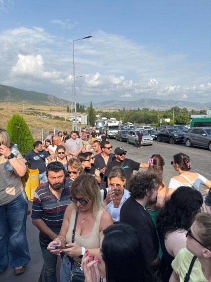 Այս պահին Հայաստան-Վրաստան սահմանին զբոսաշրջային հերթեր են.հյուրանոցներում տեղ չկա