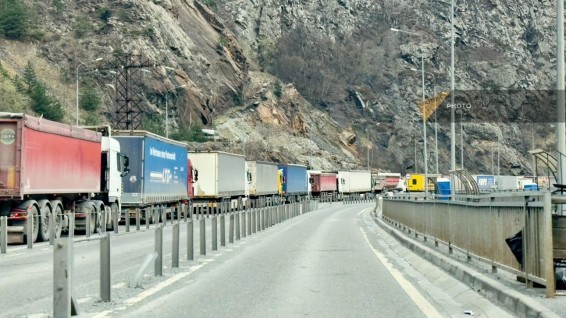 Լարսը մեծ բեռնատարների համար փակ է