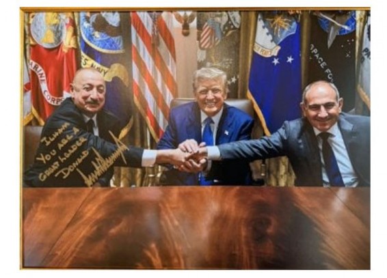 Трамп прислал Алиеву фото с подписью «Ильхам, ты великий лидер»