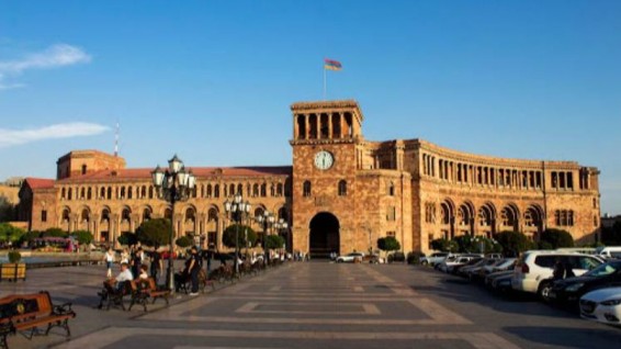 Հանրապետության հրապարակում ոստիկանության ծառայողները կանխել են ալկոհոլի ազդեցության տակ գտնվող տղամարդու կողմից ինքնահրկիզման փորձը