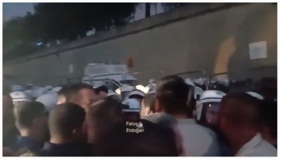 Акция протеста в Стамбуле: между митингующими и полицией произошли стычки