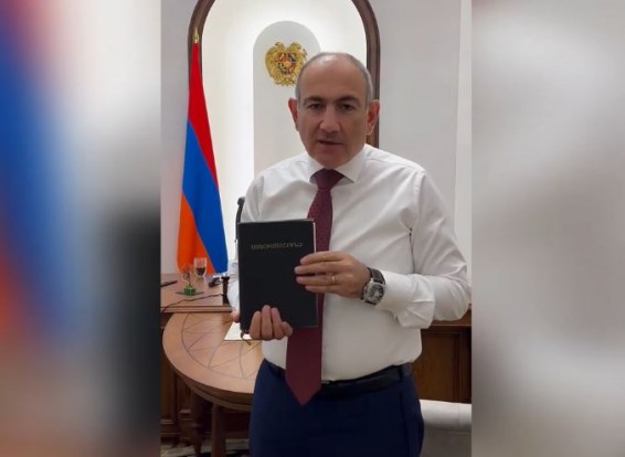 Пашинян передаст Библию, которую он хранил, будучи в подполье, Вашингтонскому музею Библии