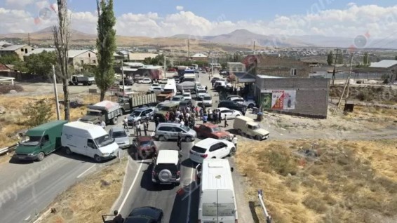 Ի նշան բողոքի՝ գյուղացիները փակել են Աբովյան-Եղվարդ ճանապարհը. պահանջում են ոռոգման ջուր