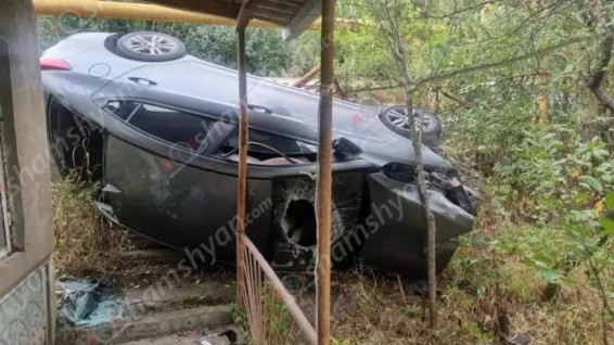 Բաղանիսում Hyundai Elantra-ն դուրս է եկել երթևեկելի գոտուց և հայտնվել բնակչի հողամասում