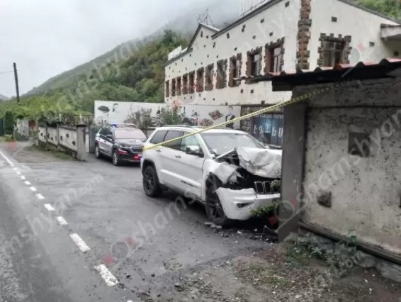 Կապանում 40-ամյա վարորդը «Jeep Grand Cherokee»-ով բախվել է շինության պատին․ վիրավոր կա