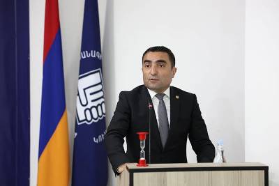 «Հրապարակ». Ռոմանոս Պետրոսյանն ամսական 5 մլն դրամից  ավել աշխատավարձ է ստանում