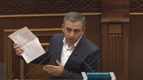 Իշխան Սաղաթելյանը «Հայաստան» խմբակցության պատգամավորների ստորագրությունները փոխանցեց «Պատիվ ունեմ»-ին