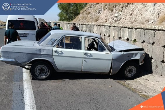 «Չայնիի ոլորաններում» մեքենան դուրս է եկել ճանապարհի երթևեկելի հատվածից և բախվել հենապատին