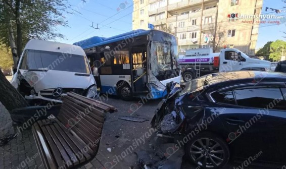 Շղթայական ավտովթար՝ Երևանում. 97 երթուղու «Zhongtong»-ը բախվել է կայանված «Mercedes Sprinter»-ին, վերջինը բախվել է ծառին և «Mazda»-ին, «Mazda»-ն էլ՝ «Honda Accord»-ին