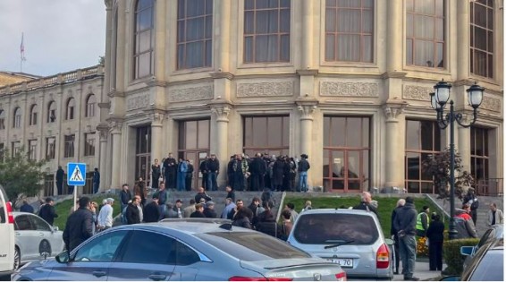 МВД пригрозило уголовной ответственностью за попытку помешать задержанию мэра Гюмри