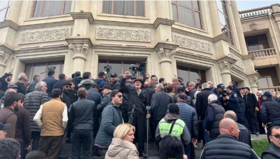Минобразования требует обеспечить бесперебойность образовательного процесса в Гюмри