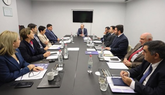 ԱԽ քարտուղար Արմեն Գրիգորյանը Երևանում պատասխանել է ադրբեջանցիների հարցերին