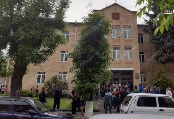 ЧП в Ванадзоре: в здании суда на обвиняемого напали с ножом
