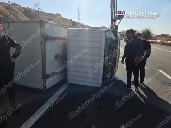 Բախվել են «Lada Priora»-ն ու բեռնատար «Isuzu»-ն. վերջինը կողաշրջվել