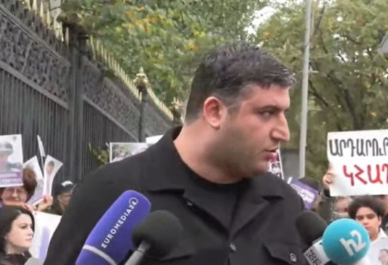 Акция в поддержку политзаключенных проходит у парламента Армении на глазах евродепутатов