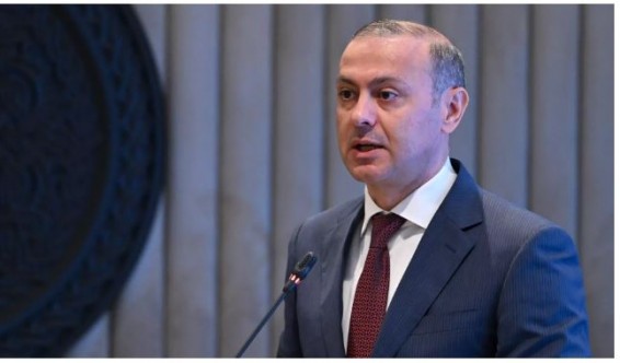 Глава Совбеза Армении возложил цветы к Могиле Неизвестного Солдата в Москве