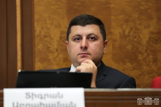 Հենց սկզբից էլ պոռոտախոսի նման վարք էիք դրսևորում, բայց հենց գալիս է իրադրությունը ծայրահեղ կետի է հասնում, գլուխներդ ավազի մեջ եք թաղում. Աբրահամյան