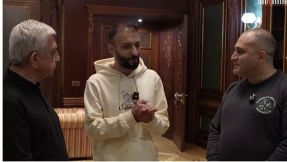 Обыски в домах ведущих подкаста 