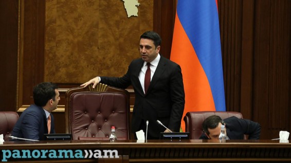 Պարոն Աղազարյա՛ն, ես ուրախ եմ, որ դուք շատ կարևորում եք վարչապետի հետ աշխատանքը, ժամանակին էր պետք կարևորել. Ալեն Սիմոնյան