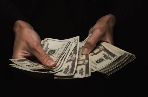 Гражданин рассовал более $101 тыс. по карманам, пытаясь контрабандно ввезти деньги в Армению