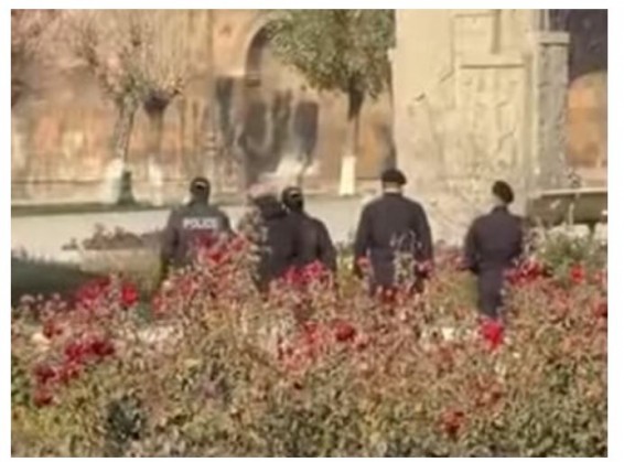 На территории Первопрестольного Эчмиадзина несут службу сотрудники полиции