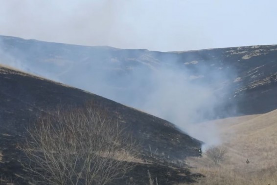 Сильный пожар бушует между двумя селами в Армении