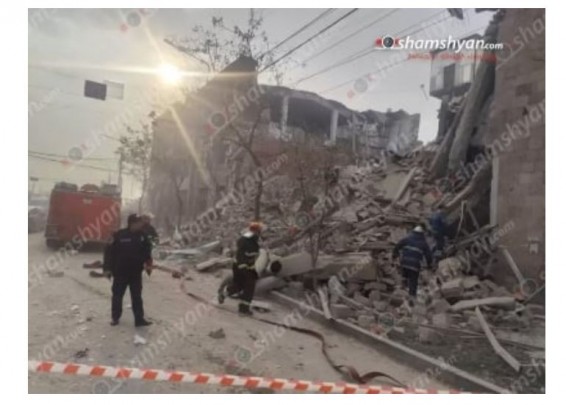 В Ереване обрушилась часть здания бывшего фортепианного завода: есть пострадавший