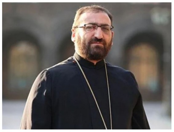 СНБ задержала архиепископа Аршака Хачатряна в здании СК