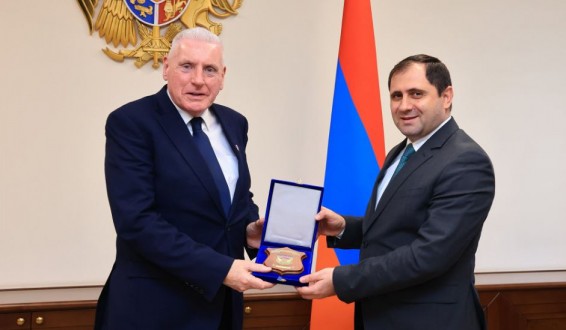 Сурен Папикян принял государственного министра Соединенного Королевства по обороне, лорда Вернона Родни Кокера