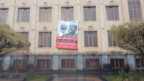 «Ազատությո՛ւն սրբազաններին». Ռուբեն Մխիթարյանը Գյումրիում ակցիա իրականացրեց