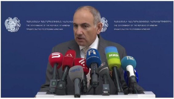 Пашинян предложил установить государственные флаги в армянских церквях