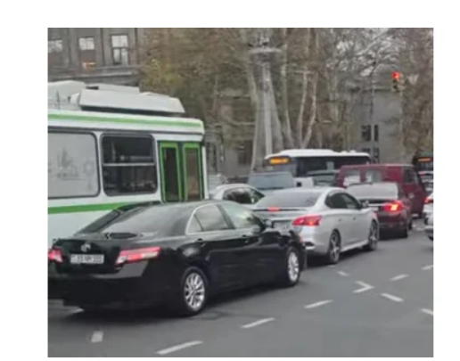 Փոքր Կենտրոնում երթեւեկությունը կաթվածահար է. որեւէ պարեկ տարածքում չկա