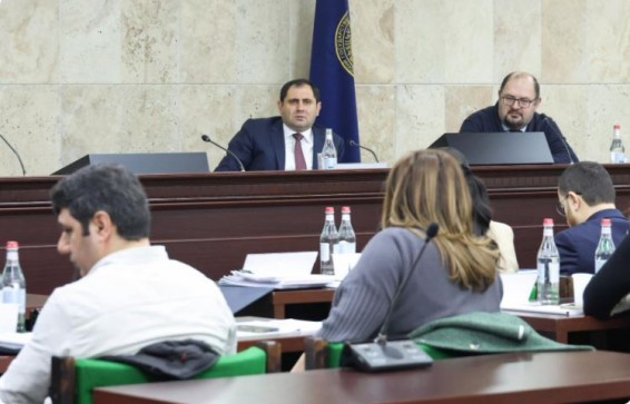 Заработная плата профессоров, имеющих 5-летние контракты с ЕГУ, увеличится на 30 процентов