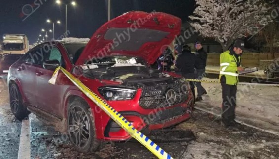 Ավտովթար՝ Երևանում. «Hongqi»-ն հայտնվել է սիզամարգում. կա վիրավոր