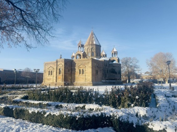 Մայր Տաճարը լուռ ու վեհ և միաժամանակ՝ կանչող