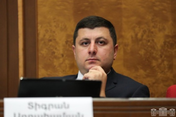 Թալինի եկեղեցում գտնվող ոստիկանները, իշխանությունների խմբակը գործում են օրենքից դուրս․ Աբրահամյան