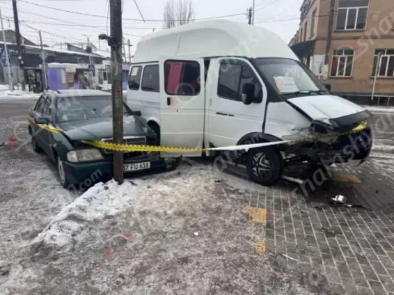 Գյումրիում բախվել են Գյումրի-Առափի երթուղին սպասարկող «Գազել»-ը և «Mercedes»-ը․ կան վիրավորներ